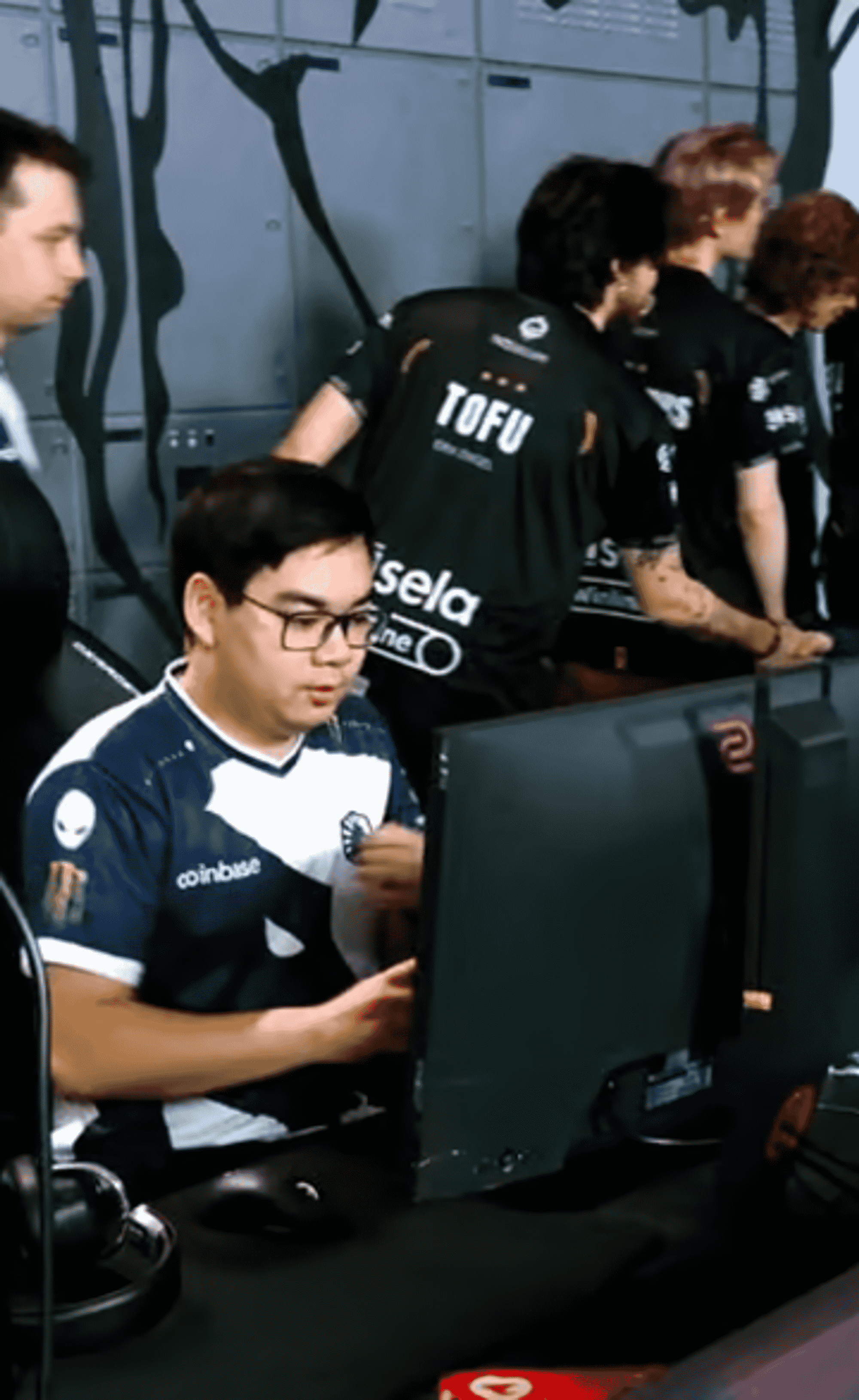 33 se niega a estrechar las manos con los jugadores de Gaimin Gladiators